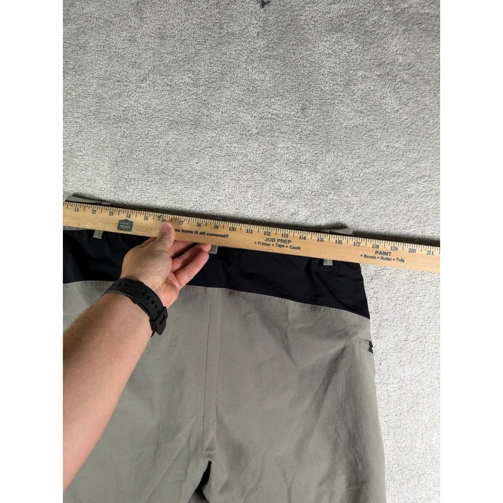 Lululemon Shorts Men's 34 Gray Black Stretch Casual Golf Stretch 10